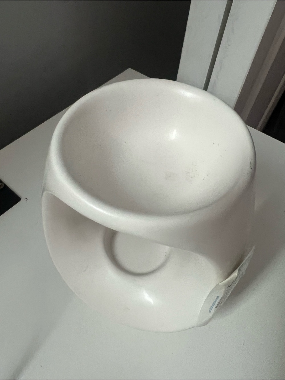 The BODY SHOP White Modern Sleek Oil Burner & Wax Melt 4.5” Ceramic - Picture 3 of 6